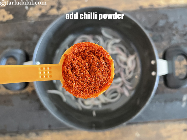 स्टेप 41 – १ टी-स्पून <a href=""https://www.tarladalal.com/glossary-chilli-powder-red-chilli-powder-hindi-339i"">लाल मिर्च पाउडर</a> डालें।