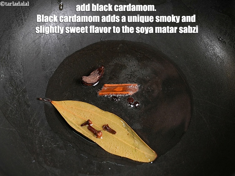 स्टेप 30 – १&nbsp;बड़ी&nbsp;<a href="https://www.tarladalal.com/glossary-black-cardamom-badi-elaichi-moti-elaichi-hindi-263i">काली इलायची</a> डालें। काली इलायची सोया मटर की सब्जी …