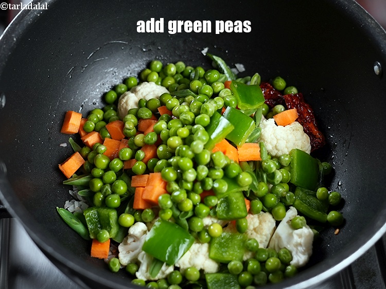 स्टेप 30 – १/२ कप&nbsp;<a href=""https://www.tarladalal.com/glossary-green-peas-matar-hare-matar-vatana-hindi-180i"">हरे मटर</a>&nbsp;डालें ।