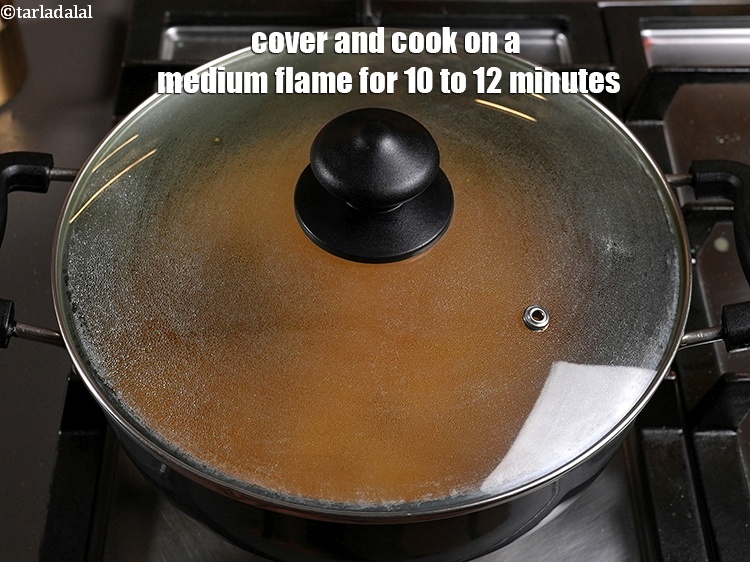 स्टेप 46 – ढककर मध्यम आंच पर 10 से 12 मिनट तक पकाएं, …