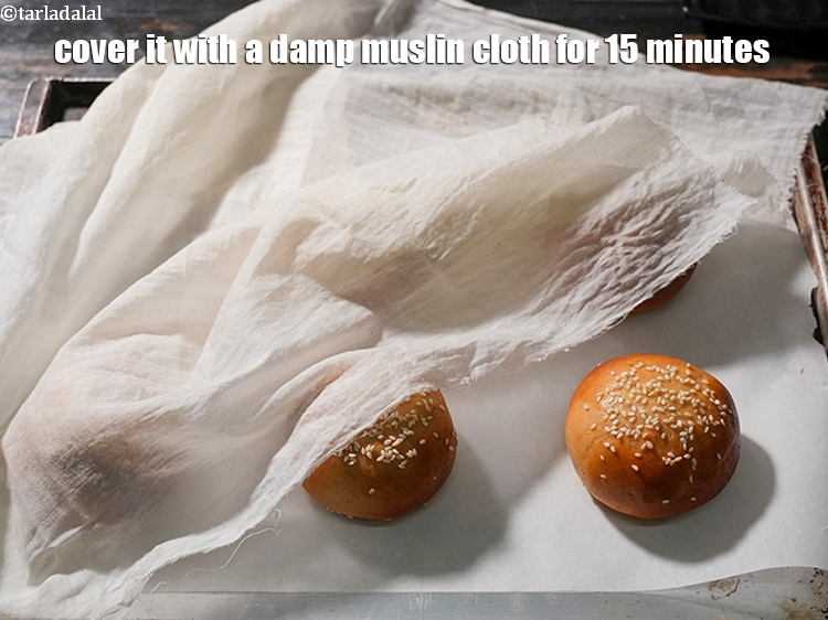 स्टेप 30 – इसे 15 मिनट के लिए गीले मलमल के कपड़े से …