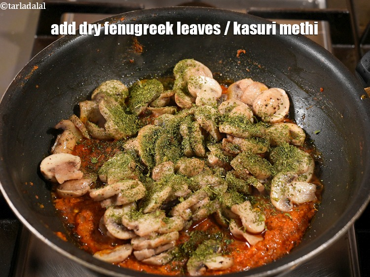 स्टेप 29 – १ टी-स्पून&nbsp;<a href=""https://www.tarladalal.com/glossary-dried-fenugreek-leaves-kasuri-methi-hindi-374i"">कसूरी मेथी</a>&nbsp;डालें ।