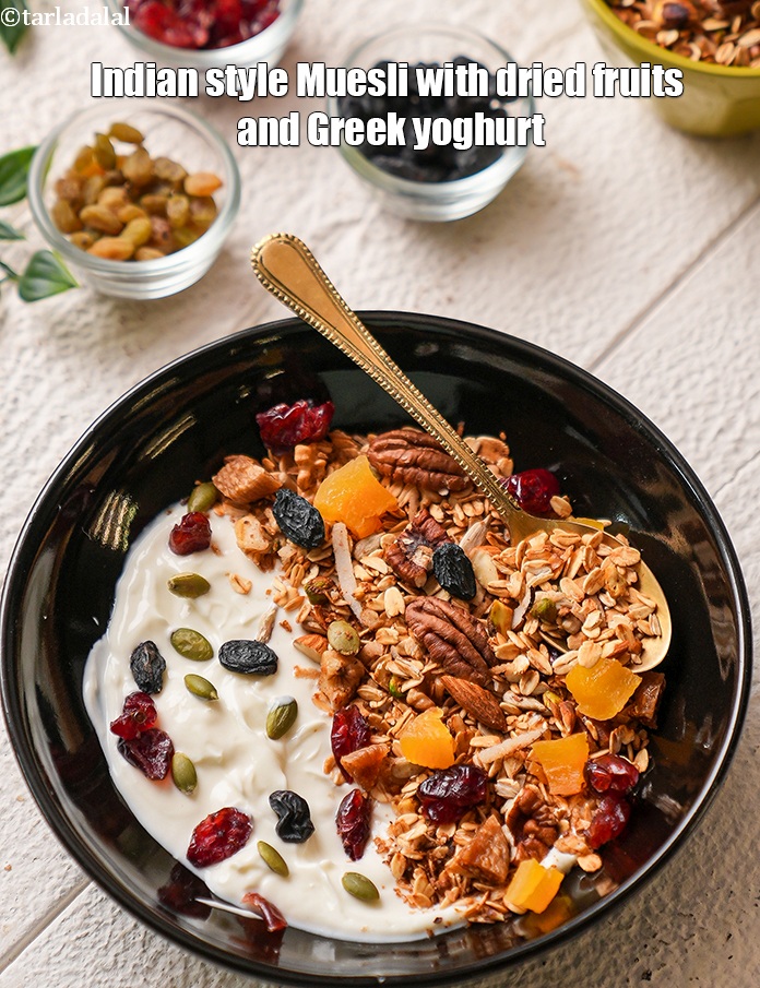 स्टेप 32 – <strong>सूखे मेवे और ग्रीक दही या&nbsp;</strong><a href=""https://www.tarladalal.com/how-to-make-curd-or-dahi-at-home-hindi-2790r"" target=""_blank"">दही</a>&nbsp;या&nbsp;कम वसा वाले …