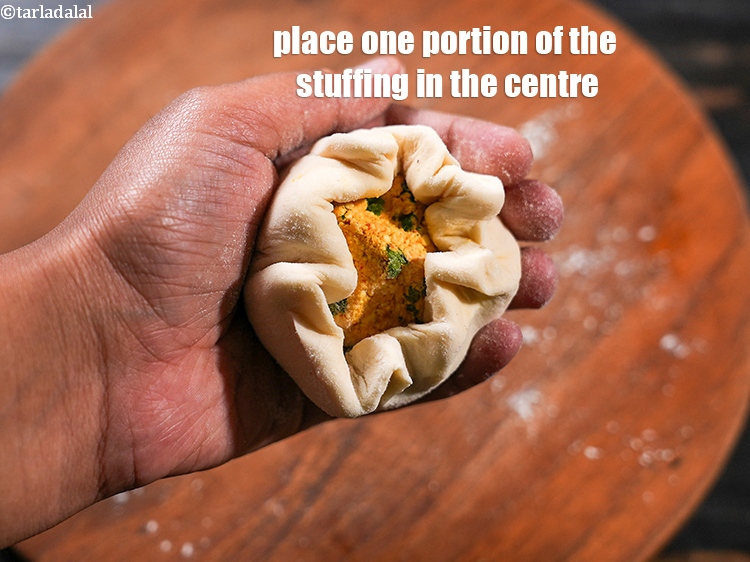 Step 31 – Place one portion of the stuffing in the centre of the circle.