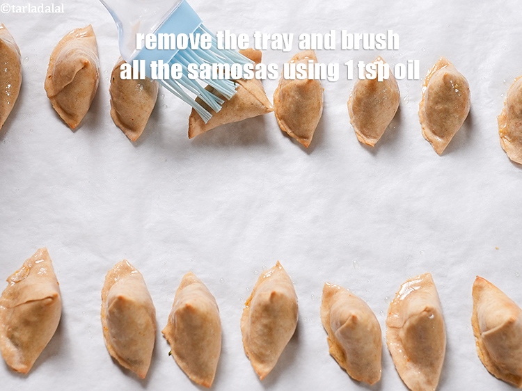 स्टेप 30 – ट्रे को निकालें&nbsp;और सभी समोसे को 1 टी-स्पून&nbsp;तेल से ब्रश …