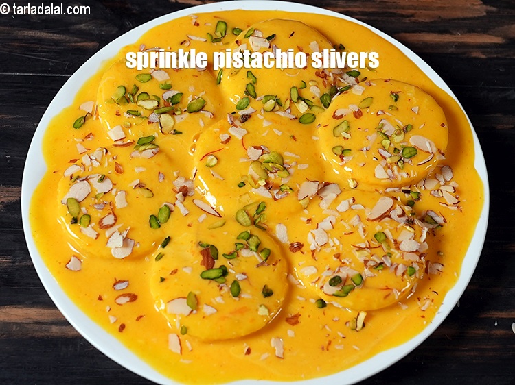 स्टेप 31 – पिस्ता के टुकड़े छिड़कें।