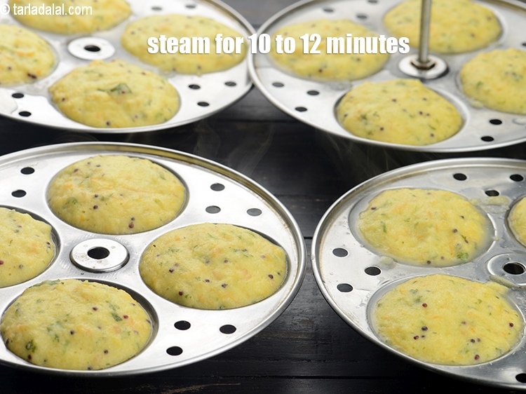 स्टेप 30 – इडली स्टीमर में 10 से 12 मिनट या उनके पकने …