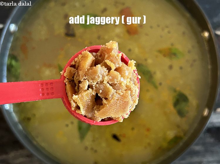 स्टेप 30 – ३ टेबल-स्पून&nbsp;<a href=""https://www.tarladalal.com/glossary-jaggery-gur-gud-kala-gud-hindi-477i"">गुड़</a>&nbsp;<span style=""font-size:11pt""><span style=""font-family:Calibri,sans-serif""><span style=""background-color:white""><span style=""font-family:&quot;Nirmala UI&quot;,sans-serif""><span style=""color:black"">डालें।</span></span></span></span></span>