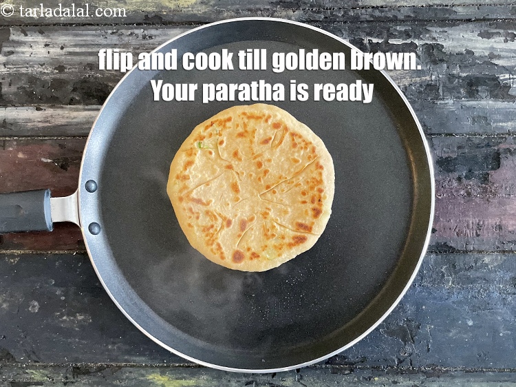 स्टेप 30 – पलटें और सुनहरा भूरा होने तक पकाएं। आपका पराठा तैयार …