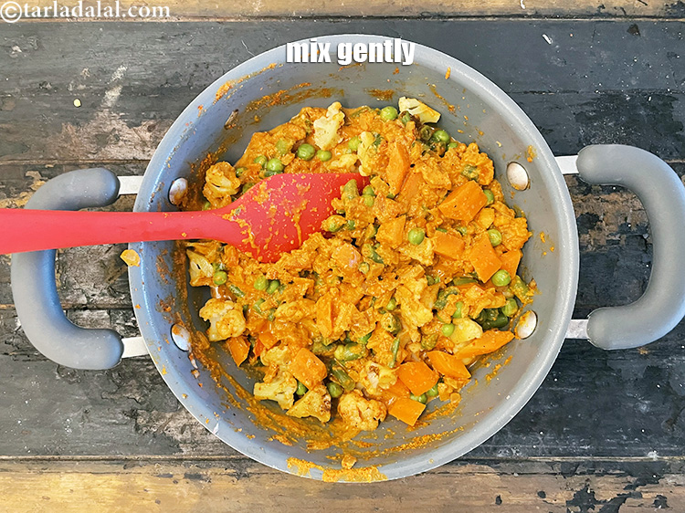 स्टेप 30 – धीरे से मिलाएं और मध्यम आंच पर २ मिनट के …