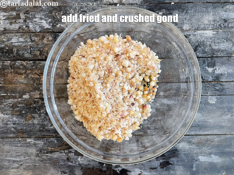 स्टेप 33 – तले हुए और दरदरे कुटे हुए गोंद डालें।