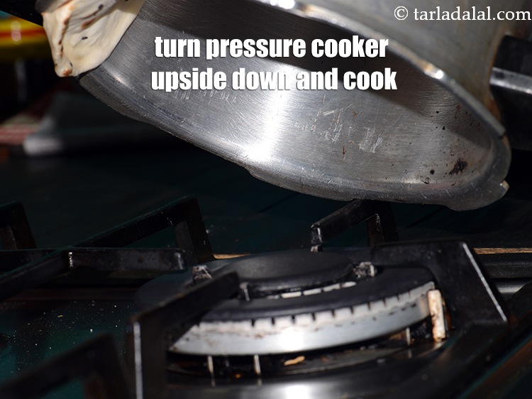 स्टेप 29 – प्रेशर कुकर को उल्टा कर दें और मध्यम आंच पर …