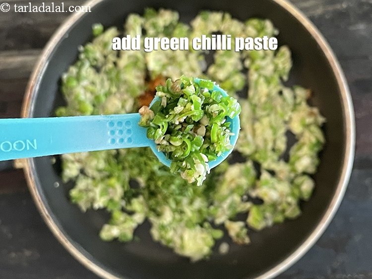 Step 30 – Add&nbsp;<meta charset="UTF-8" />1/2 tsp&nbsp;<a href="glossary-green-chilli-paste-hari-mirch-ki-paste-mirchi-paste-333i">green chilli paste</a>.