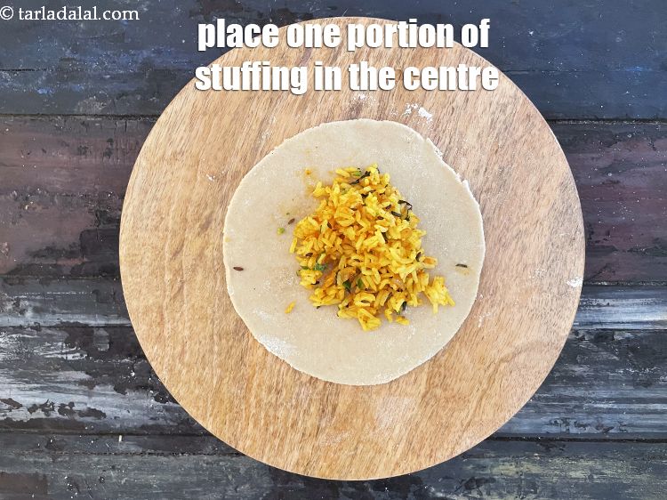 Step 33 – Place one portion of the spicy rice stuffing in the centre of the circle.