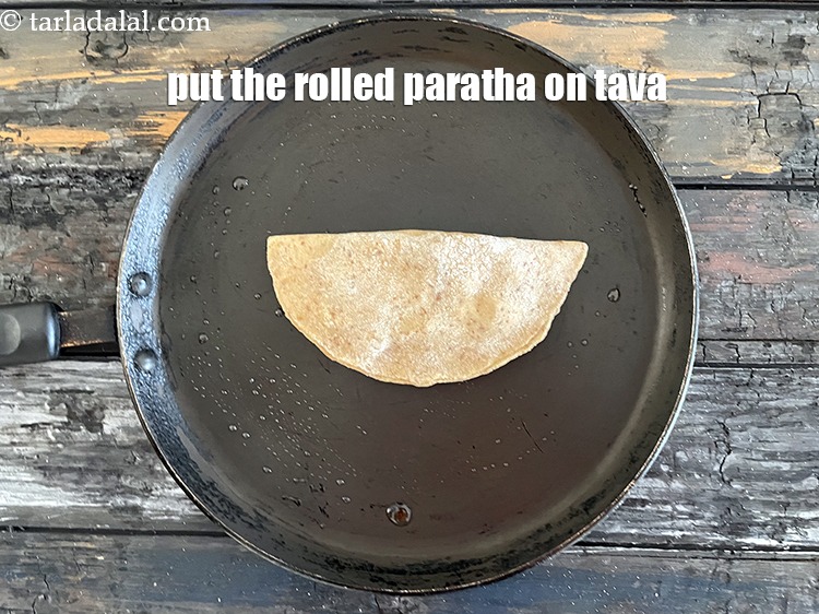 स्टेप 33 – बेले हुए पराठे को तवे पर रखें।
