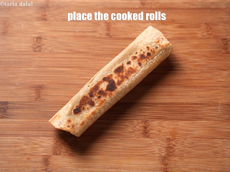 स्टेप 33 – पके हुए रोल्स को चॉपिंग बोर्ड पर रखें।