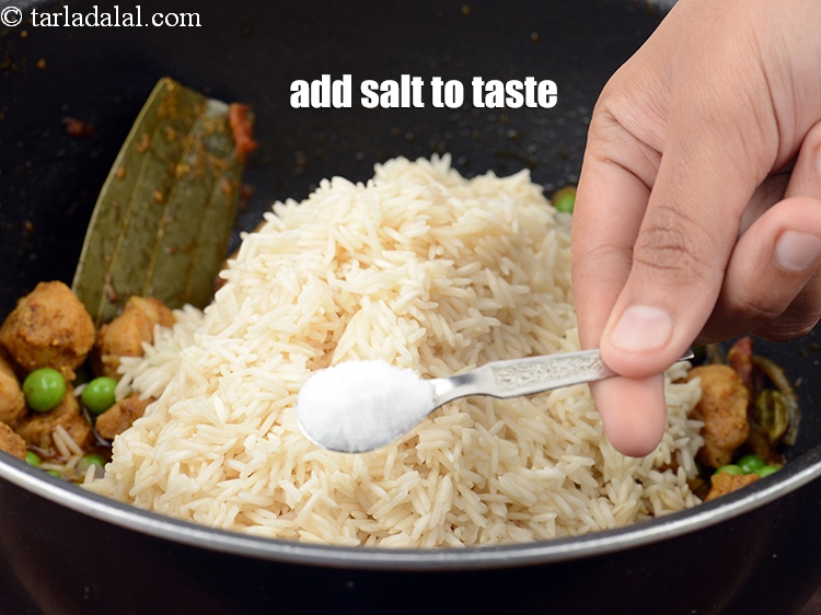 स्टेप 30 – स्वादानुसार नमक डालें।