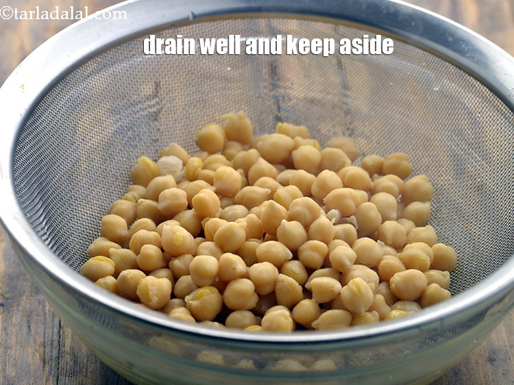 Step 17 – <meta charset="UTF-8" />Drain the boiled kabuli chana using a strainer and keep aside.<br /> &nbsp;