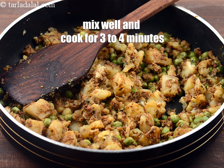 स्टेप 31 – <p>अच्छी तरह मिला लें और मध्यम आँच पर 3 से …