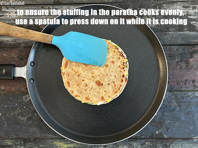 स्टेप 32 – यह सुनिश्चित करने के लिए कि परांठे में स्टफिंग समान …