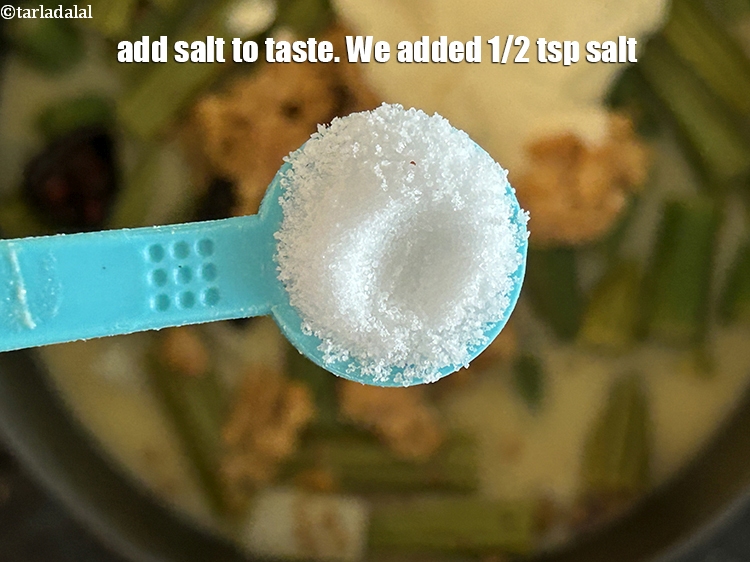 स्टेप 31 – स्वादानुसार नमक डालें। हमने 1/2 टी-स्पून नमक डाला&nbsp;&nbsp;है।