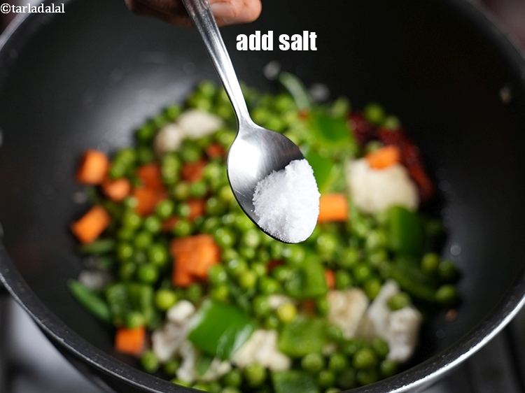 स्टेप 31 – <a href=""https://www.tarladalal.com/glossary-salt-namak-table-salt-hindi-418i"">नमक</a>&nbsp;स्वाद अनुसार&nbsp;डालें ।