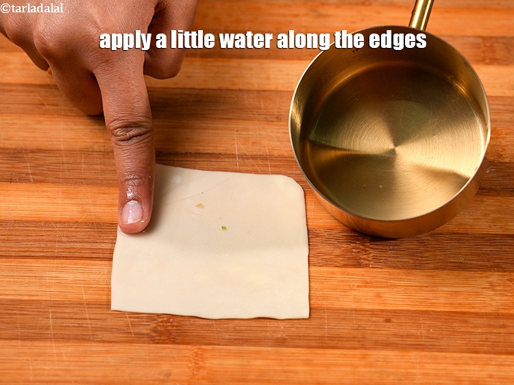 स्टेप 31 – किनारों पर थोड़ा पानी लगाएं।