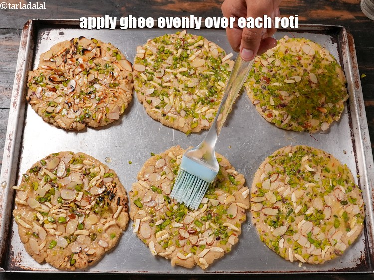 स्टेप 31 – प्रत्येक रोटी पर समान रूप से&nbsp;1 चम्मच&nbsp;&nbsp;<a href=""https://www.tarladalal.com/glossary-ghee-hindi-245i"">घी</a>&nbsp;लगाएं।