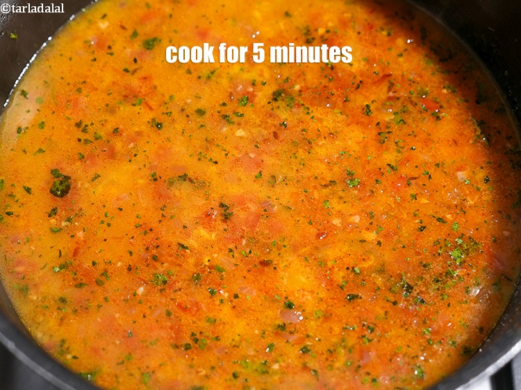 स्टेप 31 – इसके बाद मध्यम आंच पर 5 मिनट तक पकाएं।