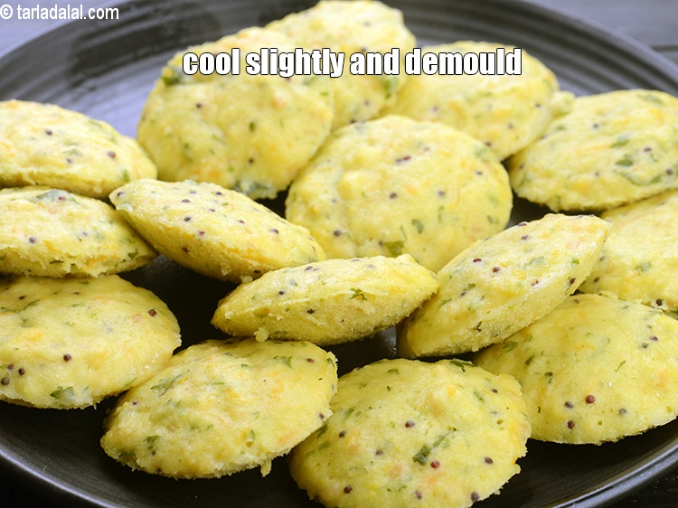 स्टेप 31 – इडली पक जाने के बाद इन्हें हल्का सा ठंडा कर …