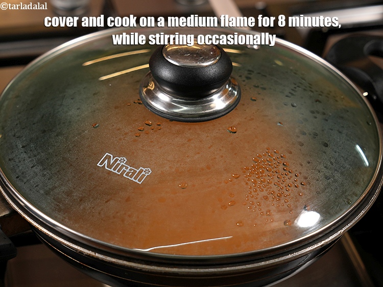 स्टेप 31 – ढककर मध्यम आंच पर 8 मिनट तक पकाएं, बीच-बीच में …