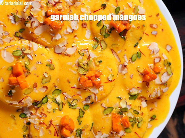 स्टेप 32 – कटे हुए आम से गार्निश करें।