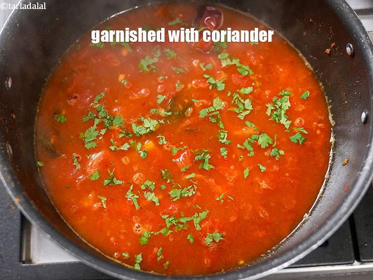 स्टेप 31 – १ टेबल-स्पून&nbsp;बारीक&nbsp;<a href=""https://www.tarladalal.com/glossary-chopped-coriander-hindi-783i"">कटा हुआ हरा धनिया</a>&nbsp;डालें।&nbsp;&nbsp;