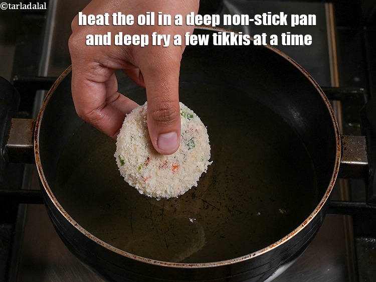 स्टेप 31 – एक गहरे नॉन-स्टिक पैन में तेल गरम करें और एक …