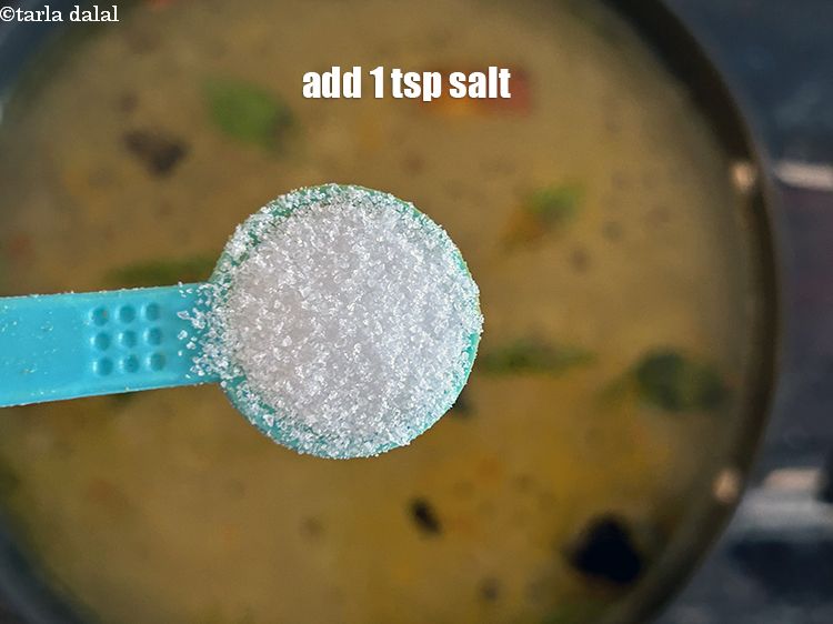 स्टेप 31 – स्वादानुसार नमक डालें। हमने 1 टी-स्पून नमक डाला है।