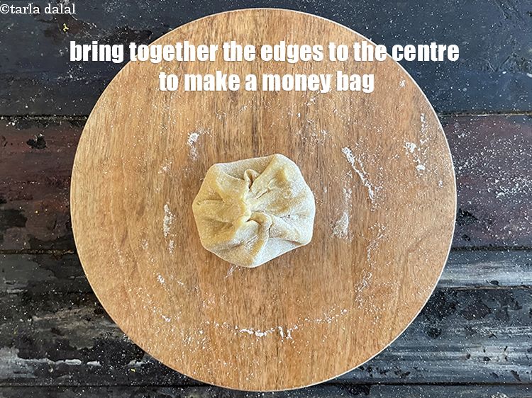 Step 47 – Bring together the edges in the centre to seal the filling inside the dough.