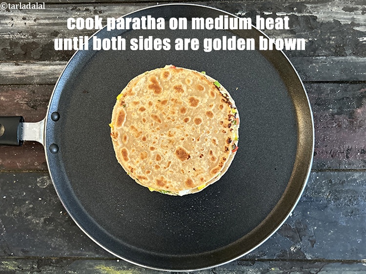 स्टेप 33 – परांठे को मध्यम आंच पर दोनों तरफ से सुनहरा होने …