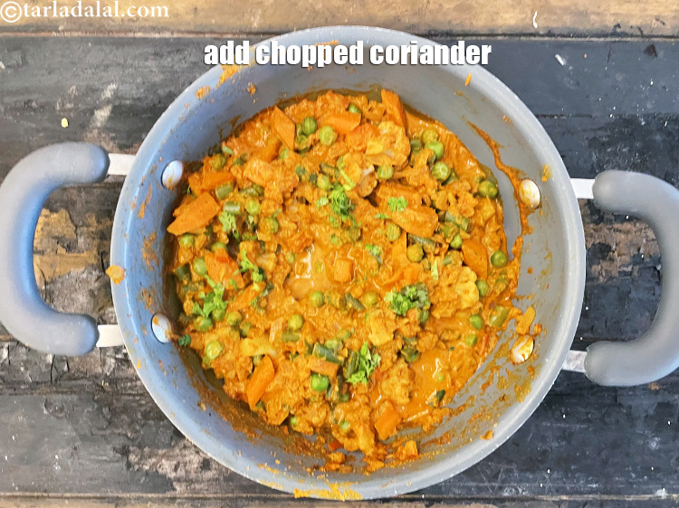 स्टेप 31 – २ टेबल-स्पून <a href=""https://www.tarladalal.com/glossary-chopped-coriander-hindi-783i"">कटा हुआ हरा धनिया</a> डालकर अच्छी तरह …