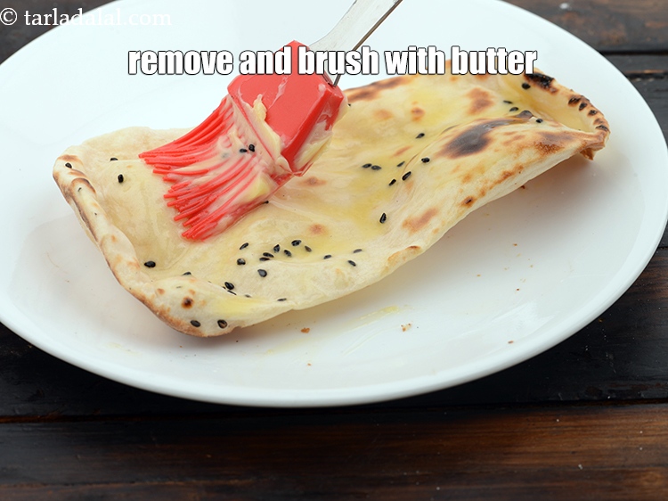 स्टेप 30 – इसे निकालें और इस पर 1 टी-स्पून&nbsp;<a href=""https://www.tarladalal.com/glossary-butter-makhan-hindi-233i"">मक्खन</a>&nbsp;लगाएं ।