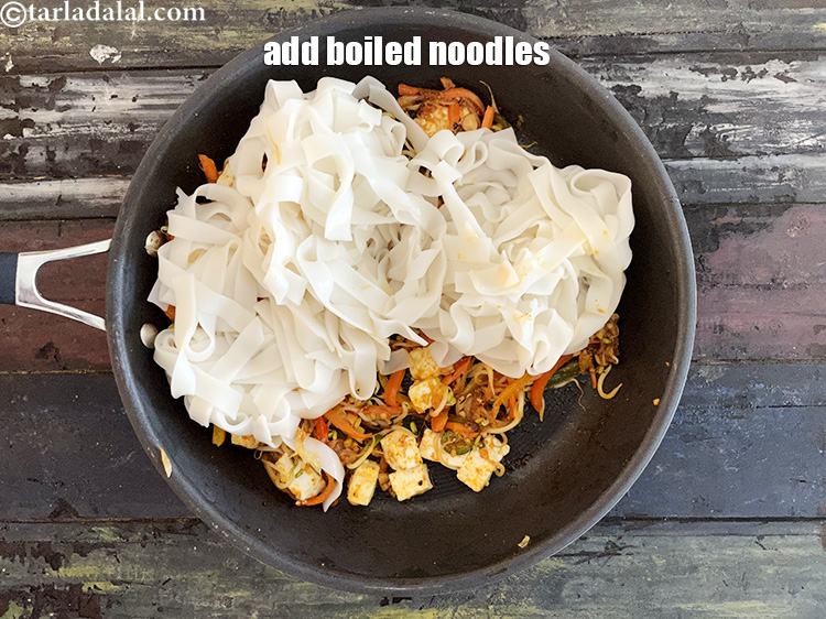 Step 32 – Add&nbsp;<meta charset="UTF-8" />3 cups&nbsp;<a href="glossary-boiled-flat-noodles-2072i">boiled flat noodles</a>.
