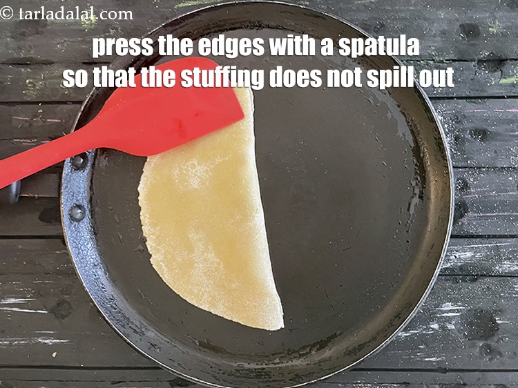Step 33 – Press it lightly so that the stuffing doesn&rsquo;t spill out.