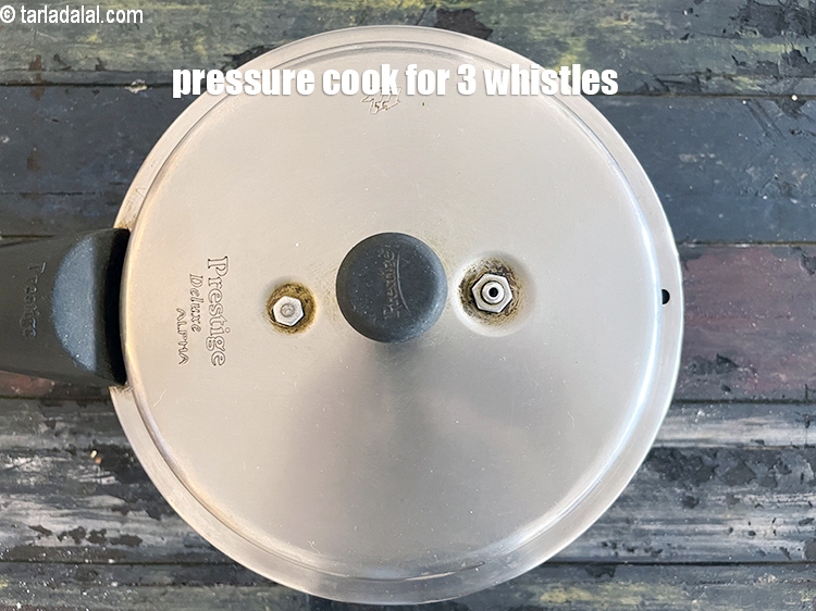 स्टेप 31 – 3 सीटी आने तक प्रेशर कुक करें।