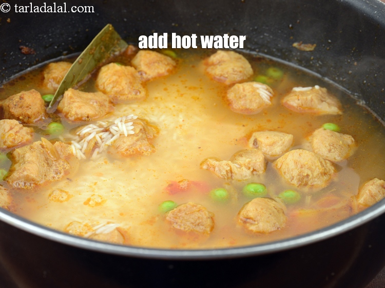 स्टेप 31 – 2 1/2 कप गर्म पानी डालें।