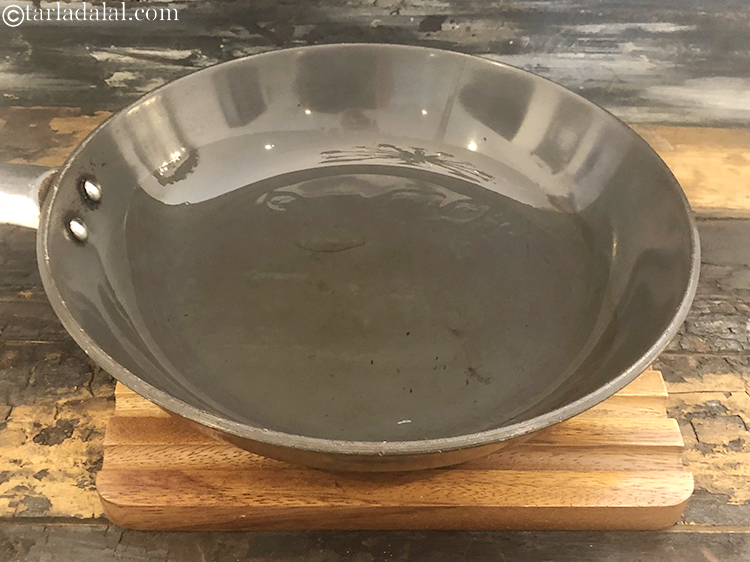 स्टेप 5 – आंच से उतार लें और ठंडा होने के लिए अलग …