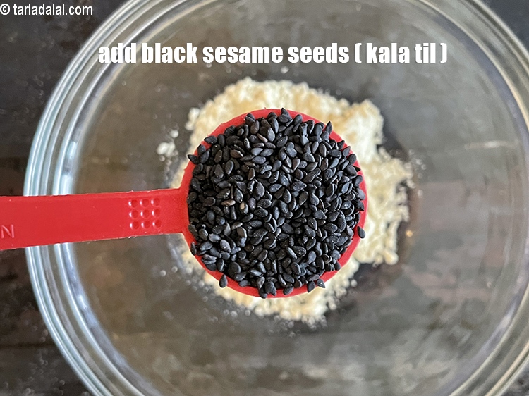 स्टेप 4 – १ टेबल-स्पून&nbsp;<a href=""https://www.tarladalal.com/glossary-black-sesame-seeds-kala-til-kale-til-hindi-862i"">काला तिल</a>&nbsp;<span style=""font-size:11.0pt""><span style=""background-color:white""><span style=""font-family:&quot;Nirmala UI&quot;,sans-serif""><span style=""color:black"">डालें।</span></span></span></span>