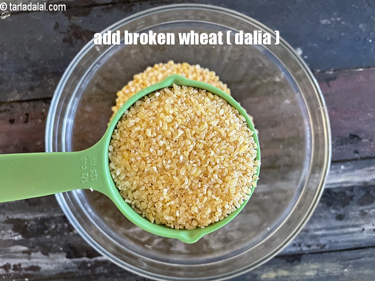 स्टेप 4 – ३/४ कप&nbsp;<a href=""https://www.tarladalal.com/glossary-broken-wheat-dalia-bulgur-wheat-lapsi-fada-hindi-426i"">दलिया</a>&nbsp;<span style=""font-size:11pt""><span style=""font-family:Calibri,sans-serif""><span style=""background-color:white""><span style=""font-family:&quot;Nirmala UI&quot;,sans-serif""><span style=""color:black"">डालें।</span></span></span></span></span>