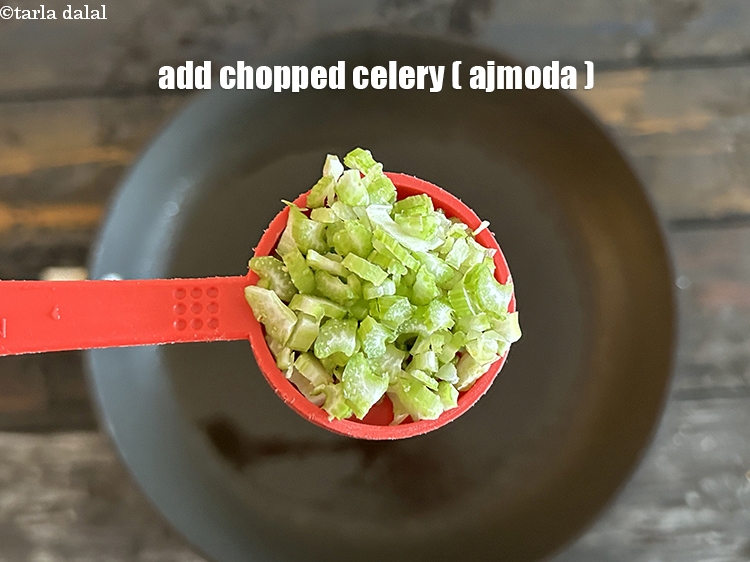 स्टेप 8 – १ टेबल-स्पून&nbsp;<a href=""https://www.tarladalal.com/glossary-chopped-celery-hindi-799i"">कटा हुआ अजमोदा</a>&nbsp;&nbsp;डालें।