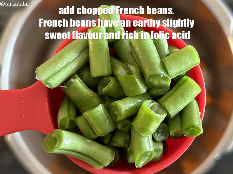 स्टेप 4 – १/४ कप&nbsp;<a href=""https://www.tarladalal.com/glossary-chopped-french-beans-hindi-797i"">कटी हुई फ्रेंच बीन्स</a>&nbsp;डालें।&nbsp;फ्रेंच बीन्स में मिट्टी जैसा, …