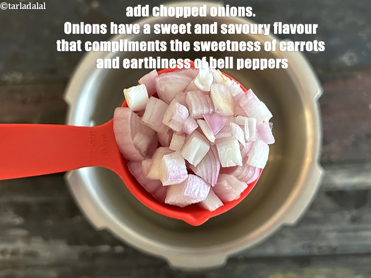 स्टेप 5 – १/४ कप&nbsp;<a href=""https://www.tarladalal.com/glossary-chopped-onions-hindi-722i"">कटा हुआ प्याज</a>&nbsp;डालें।&nbsp;प्याज में एक मीठा और नमकीन …
