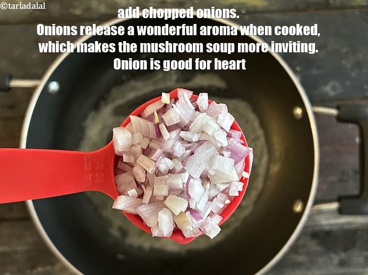 स्टेप 5 – १/४ कप&nbsp;<a href=""https://www.tarladalal.com/glossary-chopped-onions-hindi-722i"">कटा हुआ प्याज</a>&nbsp;डालें। पकने पर प्याज से एक …